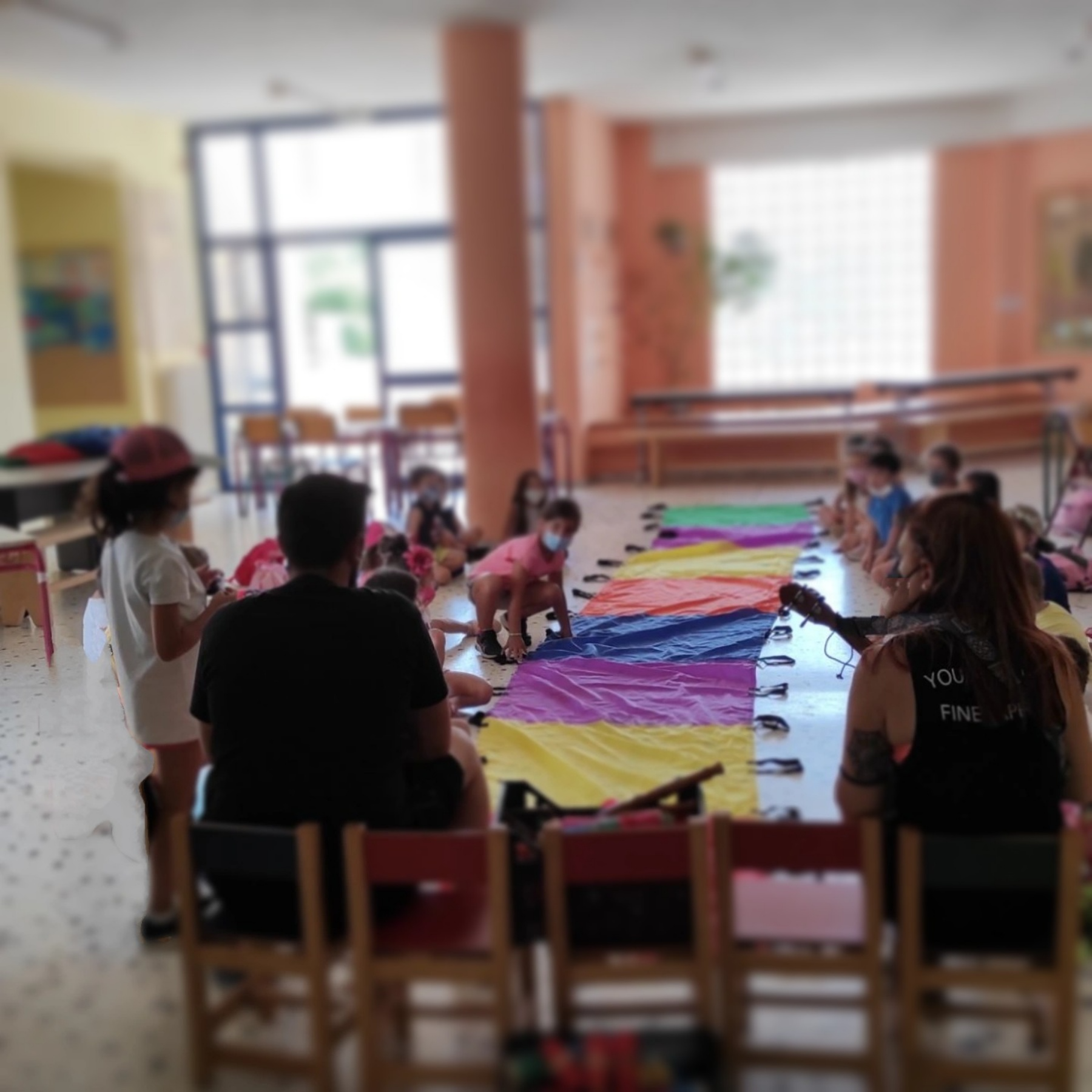 Σχετικά με εμάς 1 Παιδιά συμμετέχουν σε εικαστικές δημιουργίες