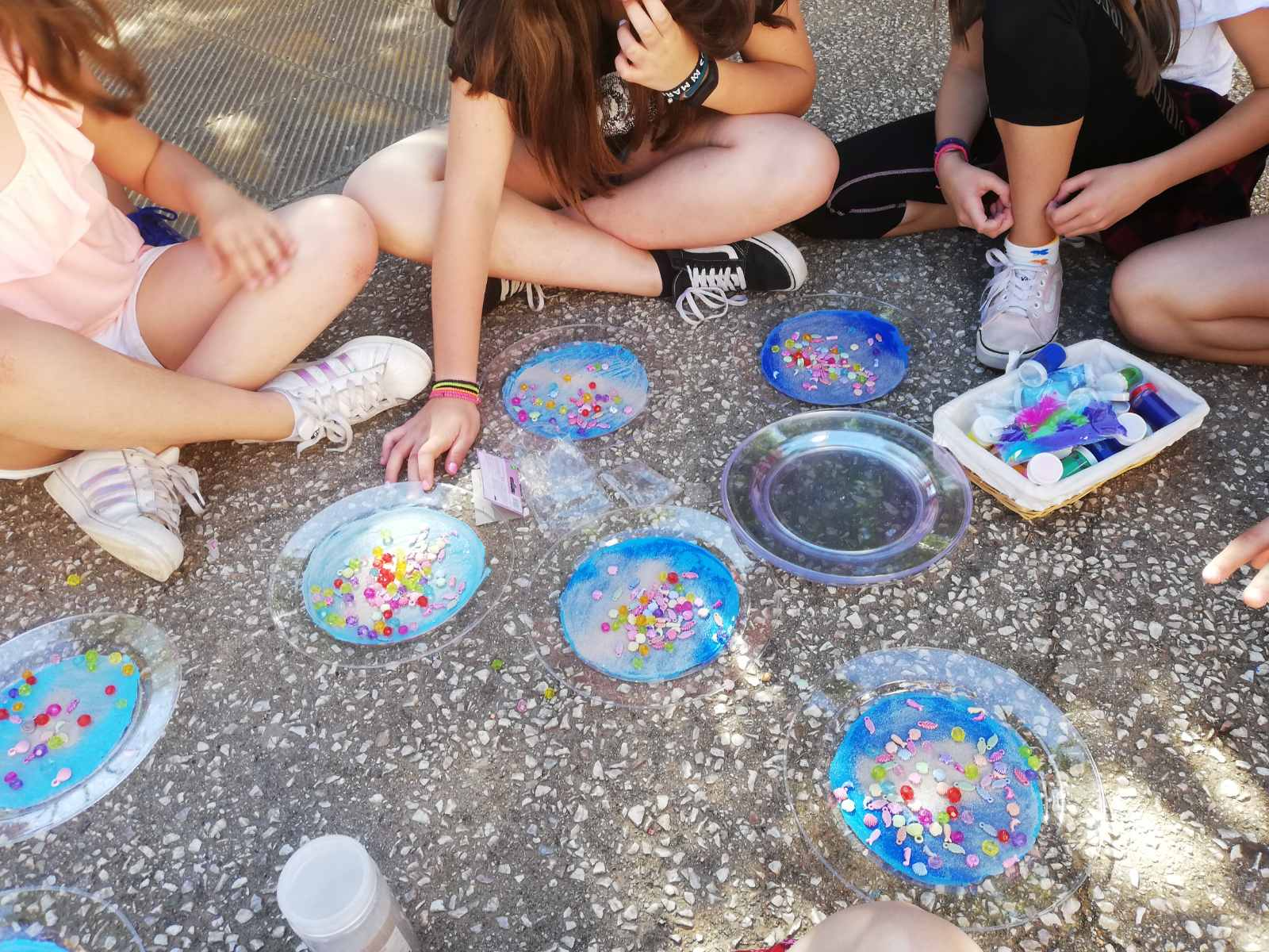 Σχετικά με εμάς 5 Παιδιά δημιουργούν εικαστικά έργα στο πάτωμα