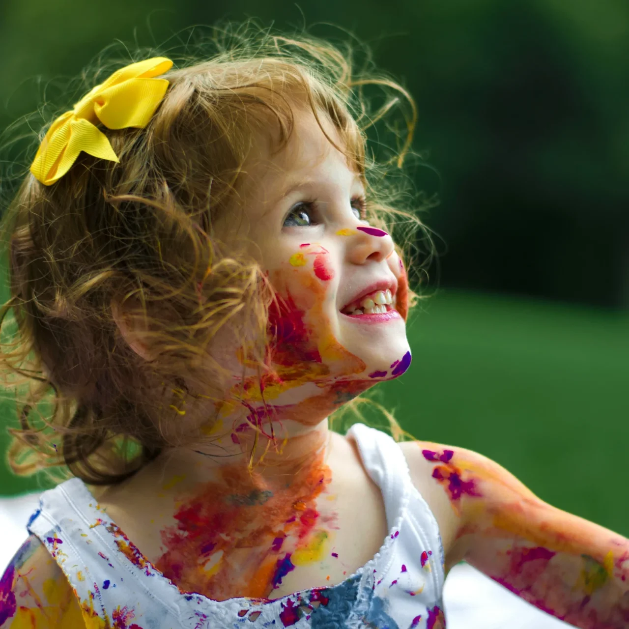 Παιδιά σε δραστηριότητα messy play
