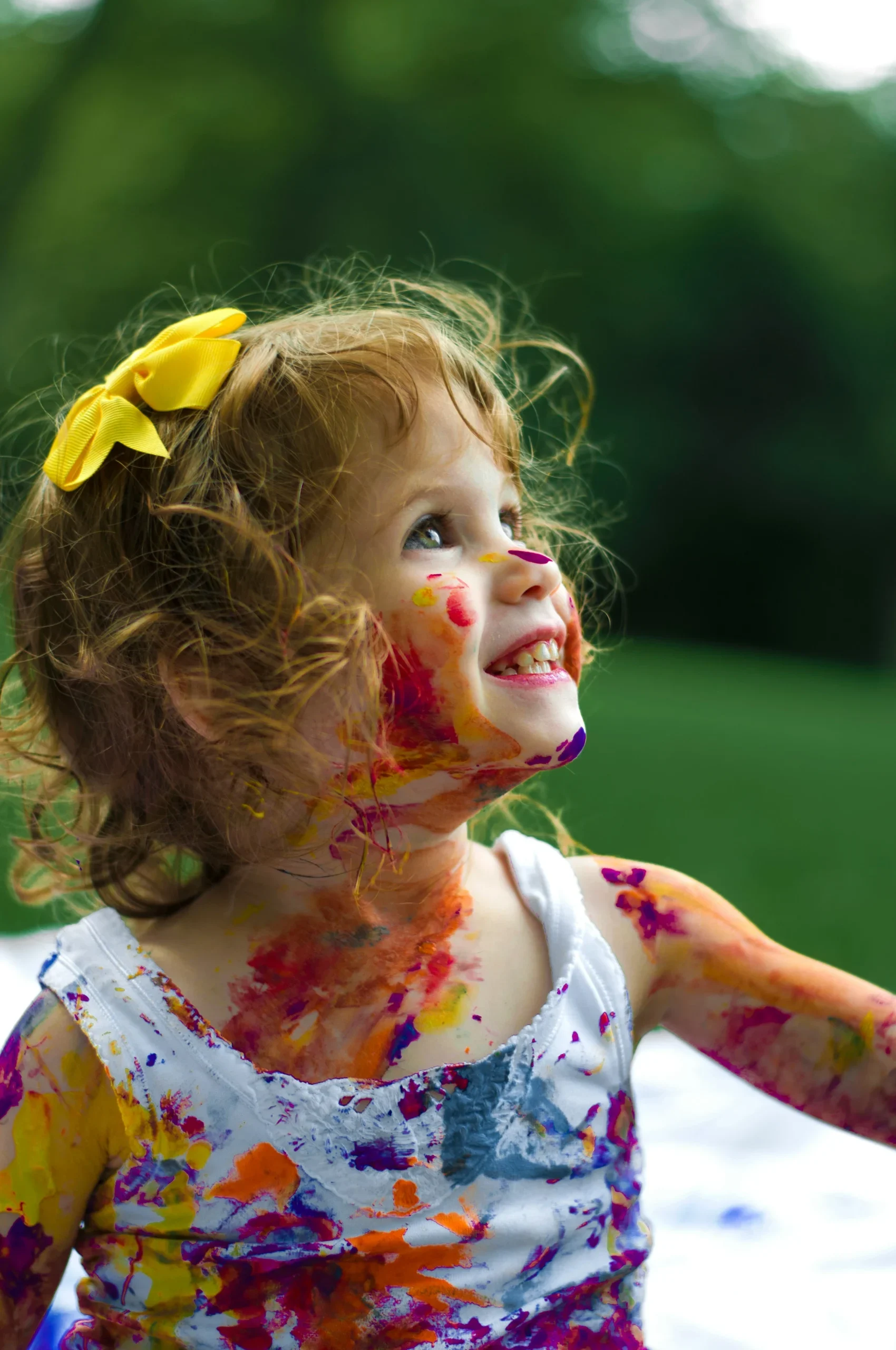 Παιδιά σε δραστηριότητα messy play
